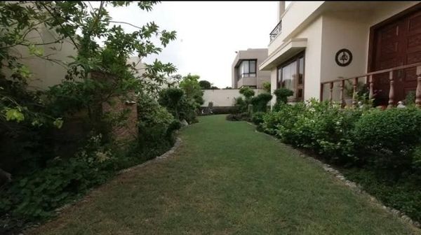 Slightly Used 1000 Sq Yards bungalow for sale