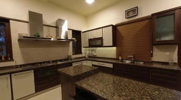 Slightly Used 1000 Sq Yards bungalow for sale1