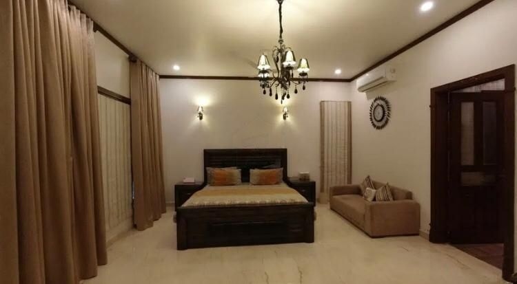 Slightly Used 1000 Sq Yards bungalow for sale7