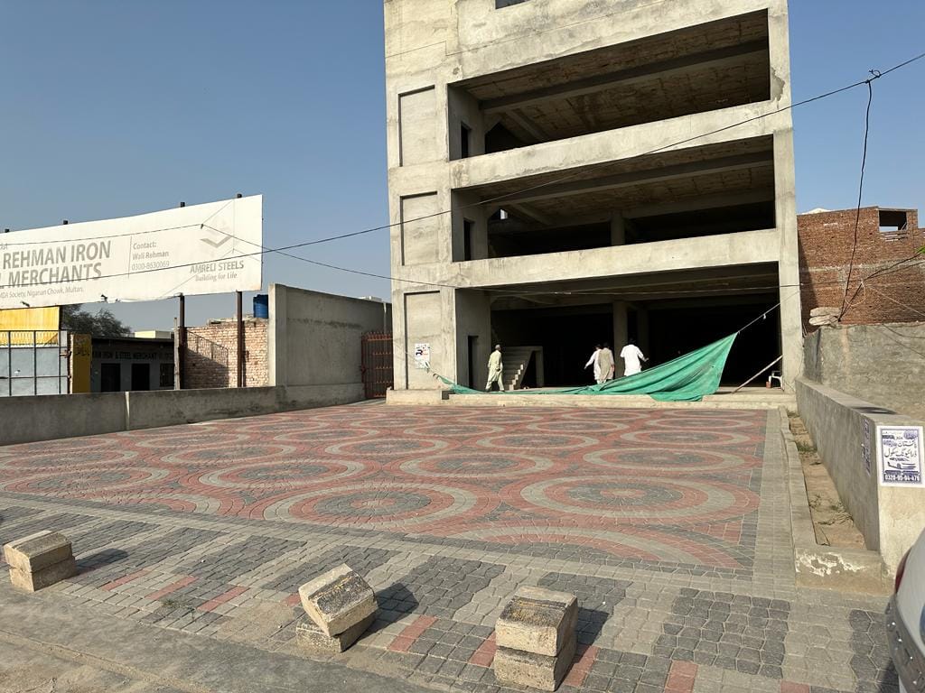 3 portion Commercial building For Rent Multan