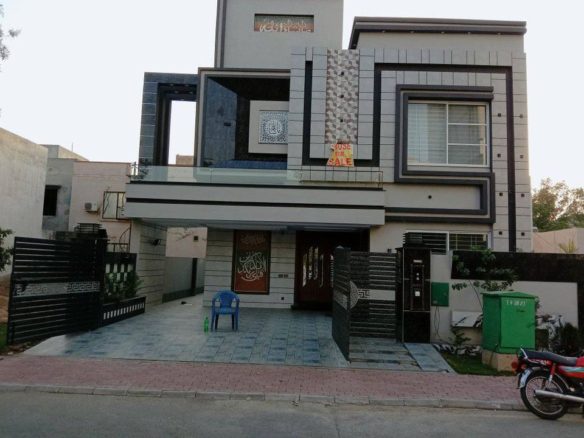 10 Marla Double Story House For Sale In Bahria Town Lahore