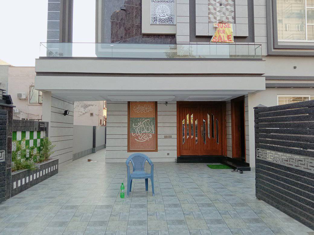 10 Marla Double Story House For Sale In Bahria Town Lahore