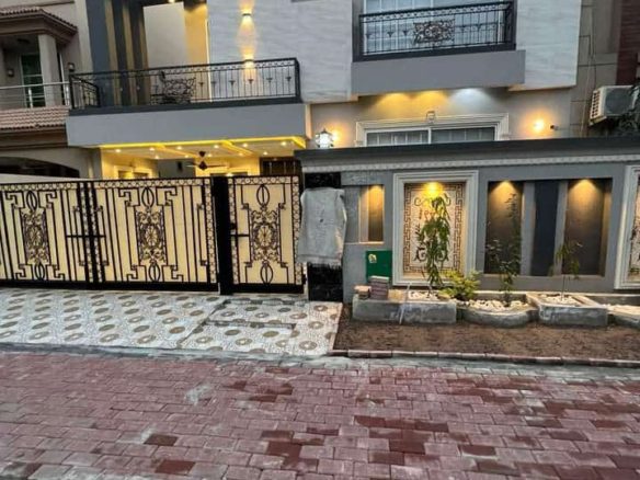10 Marla Luxury Designer House For Sale Bahria Town Lahore