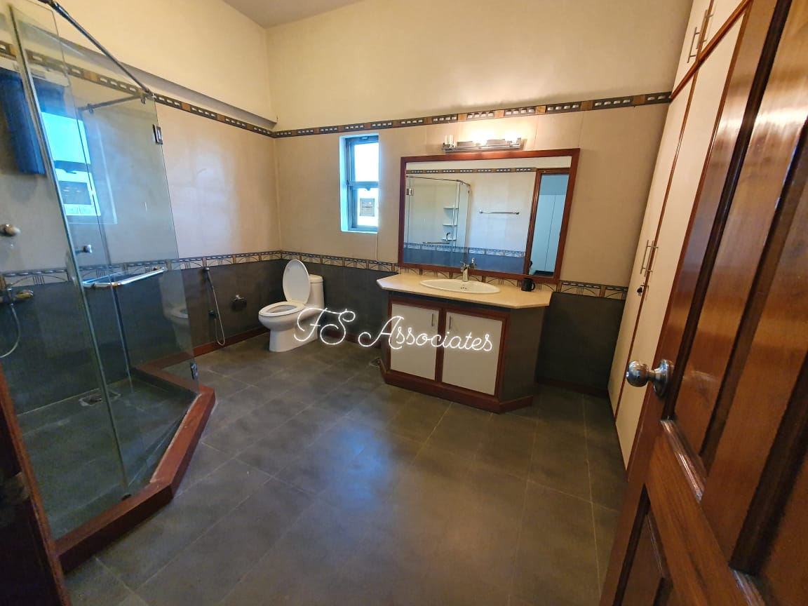 𝟏𝟎𝟎𝟎 𝐘𝐚𝐫𝐝𝐬 𝐁𝐮𝐧𝐠𝐚𝐥𝐨𝐰 𝐟𝐨𝐫 𝐑𝐞𝐧𝐭 Karachi