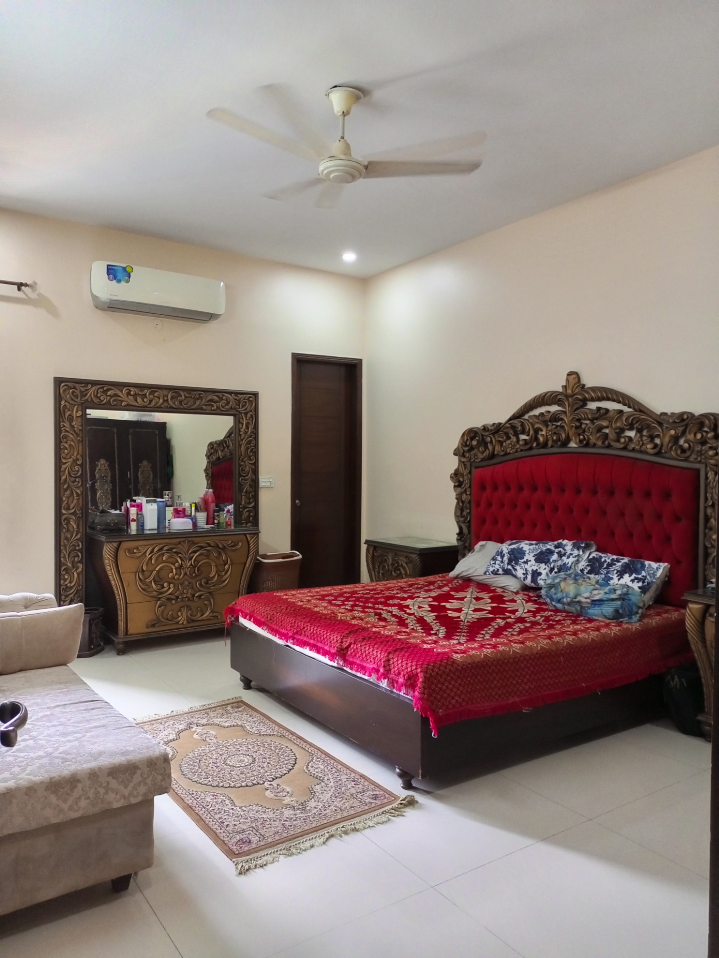300 sq yards Apartment For Sale Gulshan-e-Iqbal Karachi