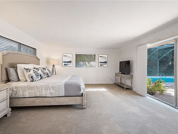 726 Riviera Dr, Naples, FL 34103