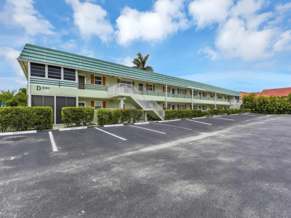 300 Valley Stream Dr #R-5, Naples, FL 34113