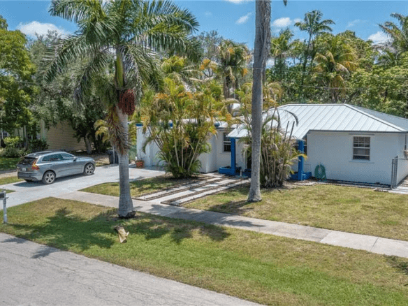 732 12th St N, Naples, FL 34102